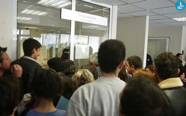 Οι γιατροί εξετάζουν με τη… βοήθεια του σεκιουριτά