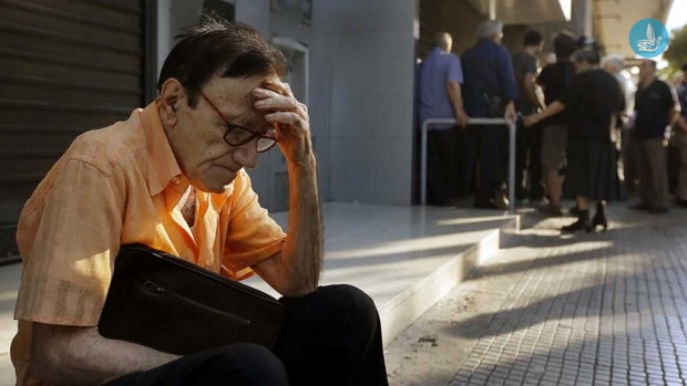 Το δράμα των συνταξιούχων μπροστά στα άδεια ATM