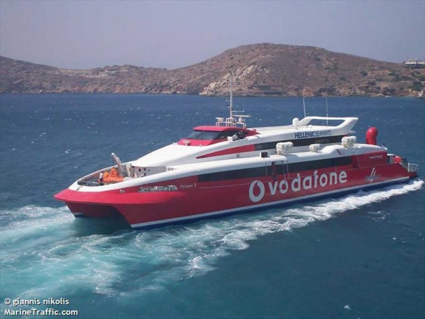 Η ομίχλη έριξε το Flying Cat 4 στα βράχια – εκκενώνεται από επιβάτες