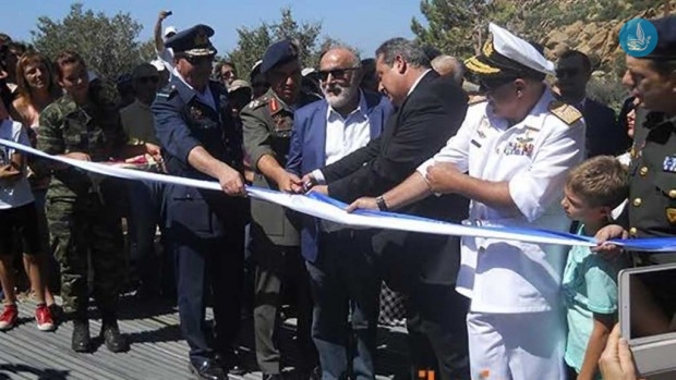 Ο κόσμος καίγεται, ο Καμμένος κόβει κορδέλες στην Ικαρία