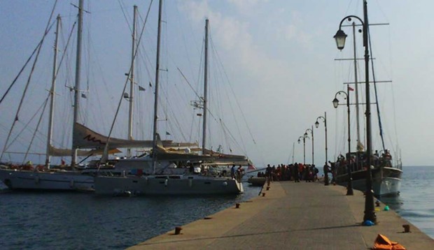 Μεγάλο τουρκικό ιστιοφόρο μετέφερε πάνω από 250 μετανάστες σήμερα στην Κω (βίντεο)