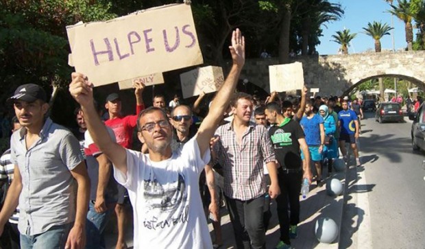 Πορεία διαμαρτυρίας από εκατοντάδες μετανάστες έξω από το ΑΤ Κω