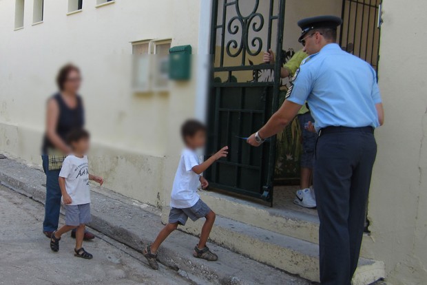 Ενημερωτικά φυλλάδια από τροχονόμους σε γονείς και μαθητές δημοτικών σχολείων στo Νότιο Αιγαίο