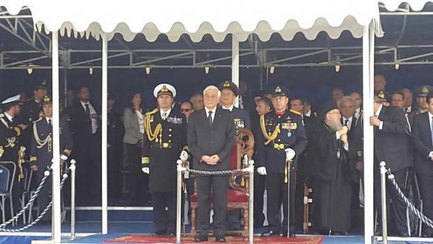 Ο Παυλόπουλος έμαθε ότι έγινε παππούς στην παρέλαση