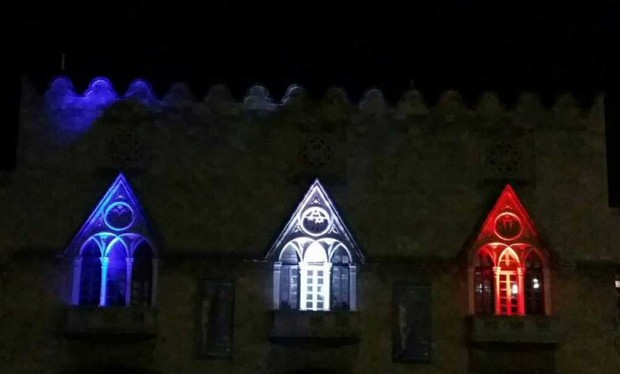 “Σήμερα το Παρίσι δεν έχει σύνορα” – Η Περιφέρεια Νοτίου Αιγαίου φωτίστηκε με τα χρώματα της Γαλλίας