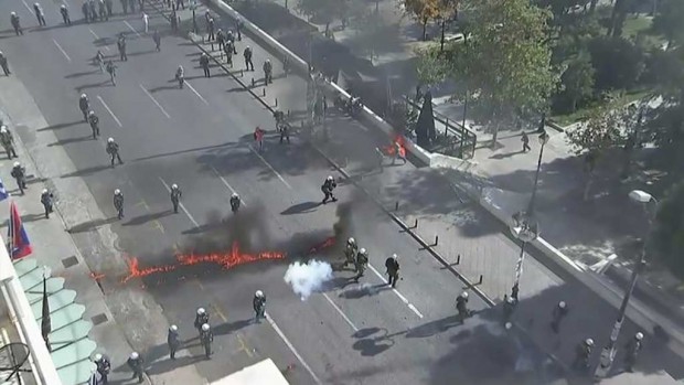 Μολότοφ και επεισόδια στην πλατεία Συντάγματος