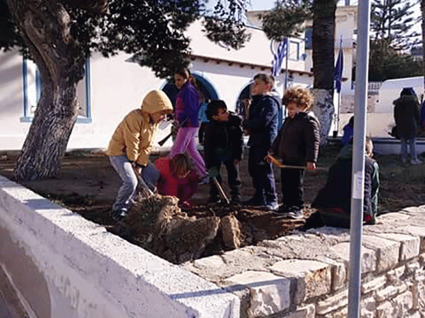 Προσφορά δενδρυλλίων στους Λειψούς