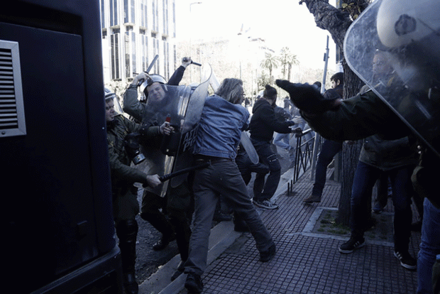 Επεισόδια και χημικά στην πορεία του ΠΑΜΕ στη Βουλή