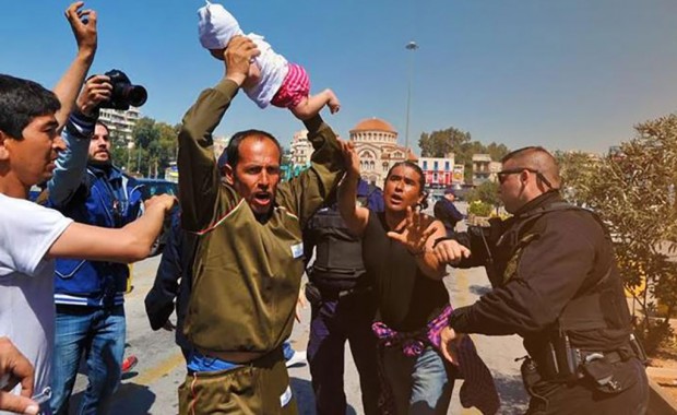 Χάος στον Πειραιά: Πρόσφυγας απείλησε να πετάξει… βρέφος στους λιμενικούς
