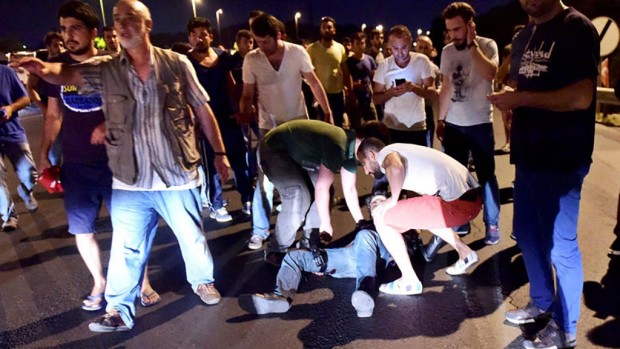 Τεταμένη η κατάσταση στην Τουρκία-Τουλάχιστον 60 νεκροί μόνο στην Αγκυρα-F-16 βομβαρδίζουν τανκς