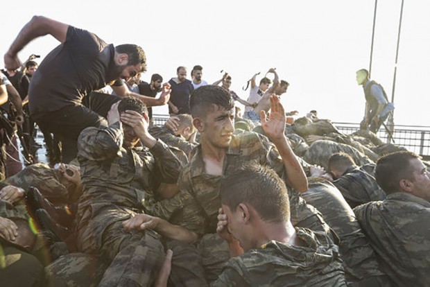 Θανατική ποινή θέλει να επαναφέρει ο Ερντογάν – Πάνω από 6.000 οι συλλήψεις