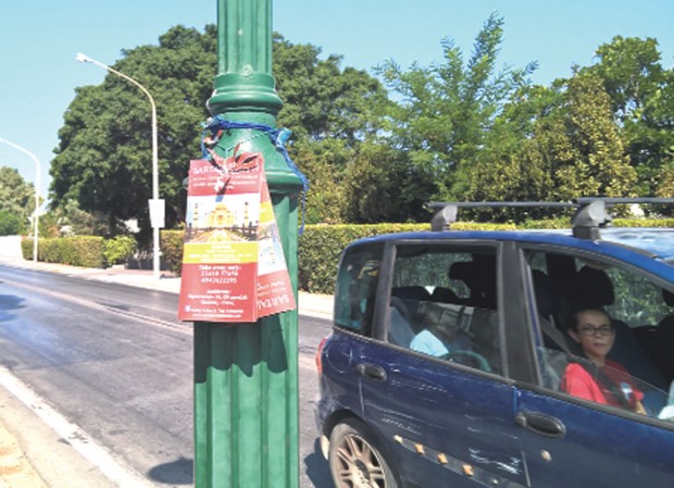 Αφισοκολλητές ρυπαίνουν ανενόχλητοι τους δρόμους