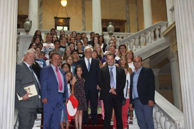 Στον Πρόεδρο της Δημοκρατίας ο Μιχάλης Κόκκινος με Ελληνόπουλα που φιλοξενήθηκαν στην χώρα μας