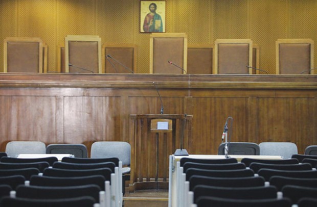 Ωμό εκβιασμό καταγγέλλουν οι δικαστές – Η Δημοκρατία στο απόσπασμα