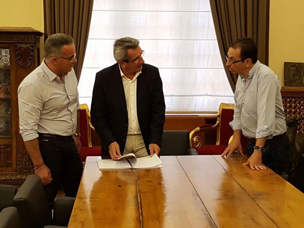Παραδόθηκε στον Περιφερειάρχη η μελέτη του Οικονομικού Επιμελητηρίου για την επαναφορά της Περιφέρειας στον Στόχο Σύγκλισης