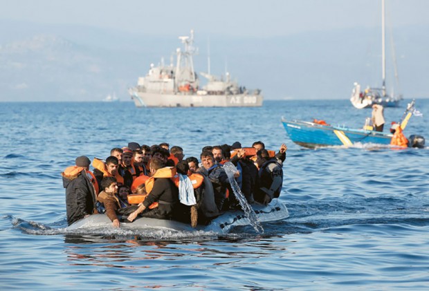 Οι Τούρκοι ρίχνουν βάρκες για να φέρουν καραβιές μετανάστες στα νησιά