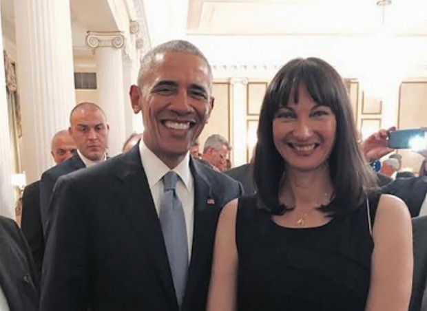 Η selfie με τον Ομπάμα και η πρόσκληση από την υπουργό τουρισμού