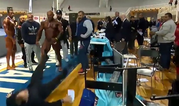 Ποιος είναι ο γίγαντας bodybuilder Γιάννης Μάγκος από τη Ρόδο που «ξάπλωσε» τον κριτή