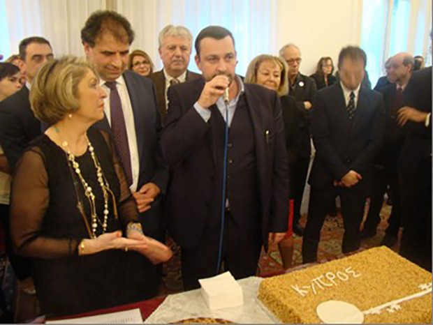 Ευκαιρία για τον Μ. Κόκκινο η κοπή της πίτας της Ελληνικής Κοινότητας Παρισιού για να πάρει τον σφυγμό της ομογένειας