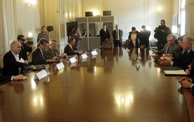 Συνάντηση Αβραμόπουλου με δημάρχους νησιών για το προσφυγικό