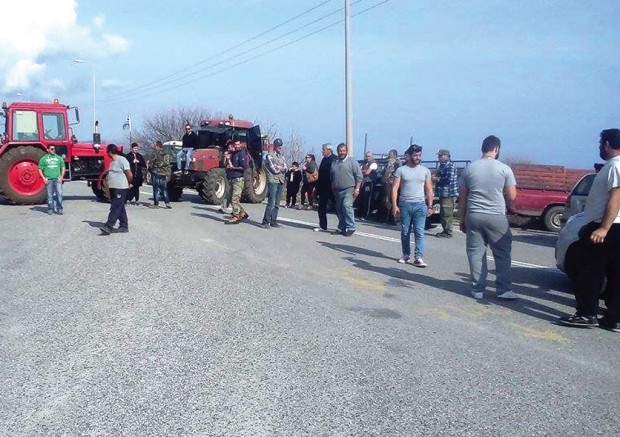 Παραμένουν στα μπλόκα οι αγρότες της Ρόδου