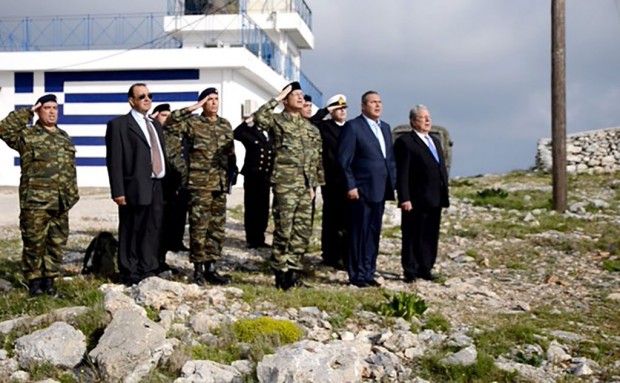 Ο Πάνος Καμμένος στην έπαρση της ελληνικής σημαίας στο Αγαθονήσι