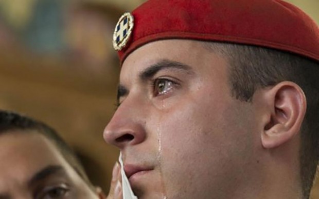 Ο δακρυσμένος εύζωνας που συγκίνησε όλο τον κόσμο – Η φωτογραφία που έγινε viral