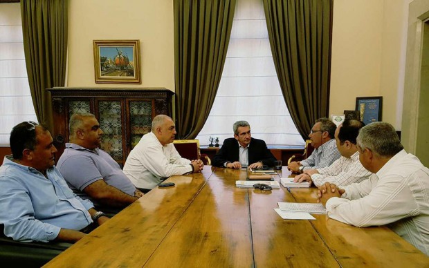 Συνάντηση Γ. Χατζημάρκου και Χ. Μπάρδου με τον Σύνδεσμο Ιδιοκτητών Ταξί Ρόδου, για θέματα του κλάδου