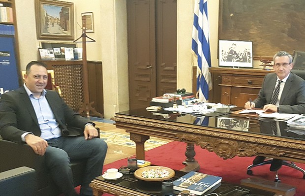 Η ετεροχρονισμένη «καρατόμηση» του  αντιδημάρχου προκάλεσε ποικίλα σχόλια
