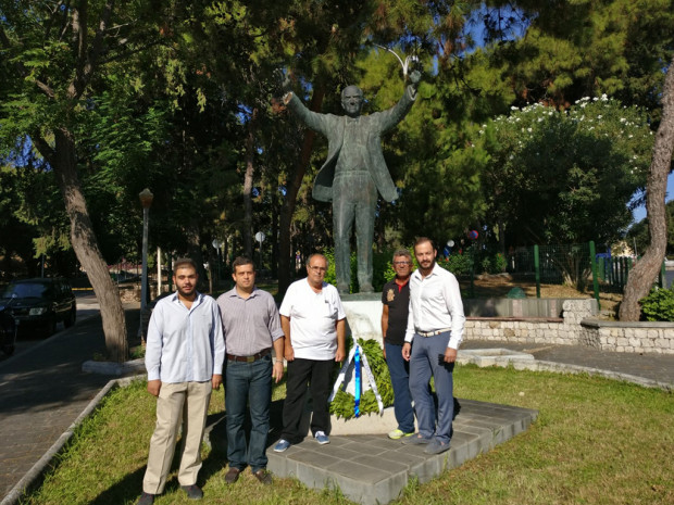 Κατάθεση στεφάνου στο άγαλμα του Ανδρέα Παπανδρέου από την  Ν.Ε. του ΠΑΣΟΚ Ν. Δωδεκανήσου