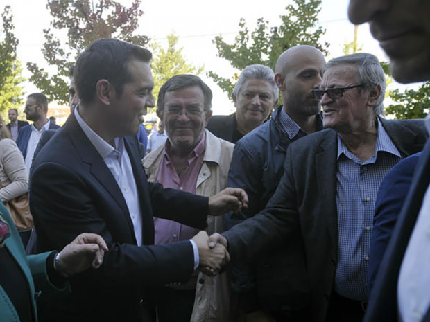 Φοροελαφρύνσεις υπόσχεται ο Τσίπρας ενώ το ΔΝΤ «δείχνει» μέτρα