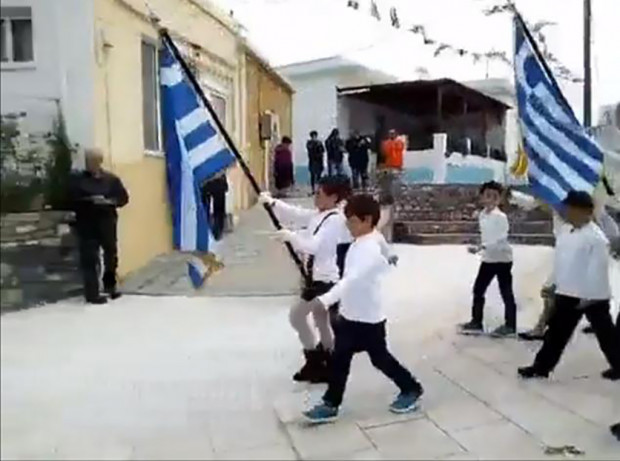 Ψηλά οι σημαίες από τους λιγοστούς μαθητές το ακριτικού Αγαθονησίου στην 70η επέτειο της Ενσωμάτωση