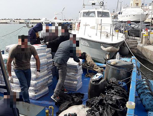 Τουλάχιστον 1,3 τόνοι «σοκολάτας» αξίας 15 εκατ. σε αλιευτικό σκάφος