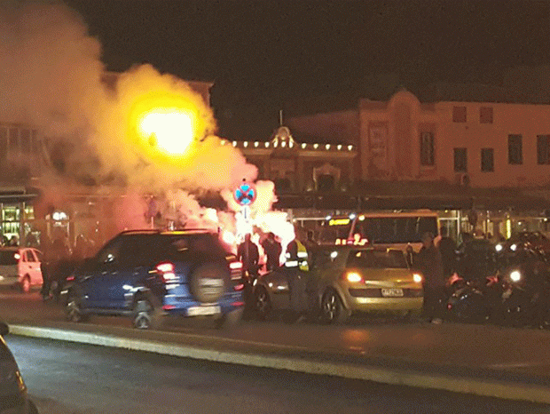 Καταδικάζουν τα κόμματα τα βίαια επεισόδια στη Μυτιλήνη – «Οργανωμένη επίθεση κατά προσφύγων»