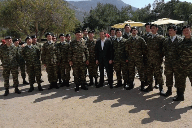 Ο Τσίπρας τα “τσουγκρίζει” με φαντάρους στην Τήλο και χαρίζει τιμητικές