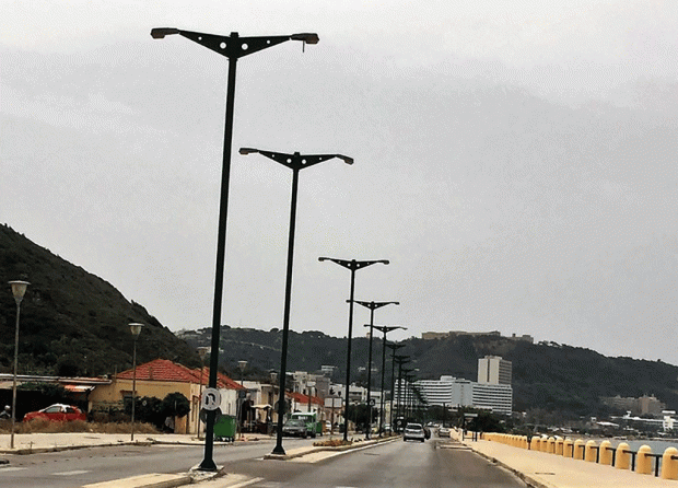 Επανατοποθετούνται οι ιστοί ηλεκτροφωτισμού στα Κρητικά. Με ιδίους πόρους η εκτέλεση του έργου.