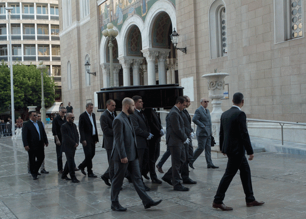Σε λαϊκό προσκύνημα η σορός του Παύλου Γιαννακόπουλου – Το μεσημέρι η κηδεία