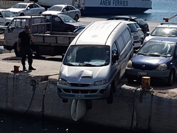 Στο κενό βρέθηκε όχημα στο λιμάνι της Καλύμνου