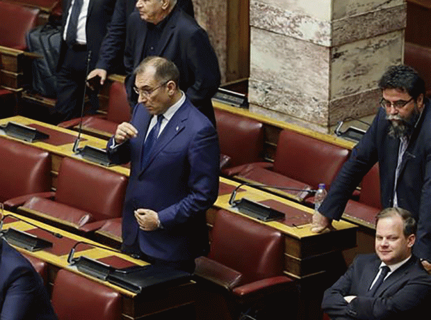 Εκανε το σταυρό του, καταψήφισε την κυβέρνηση και διεγράφη από τους ΑΝΕΛ