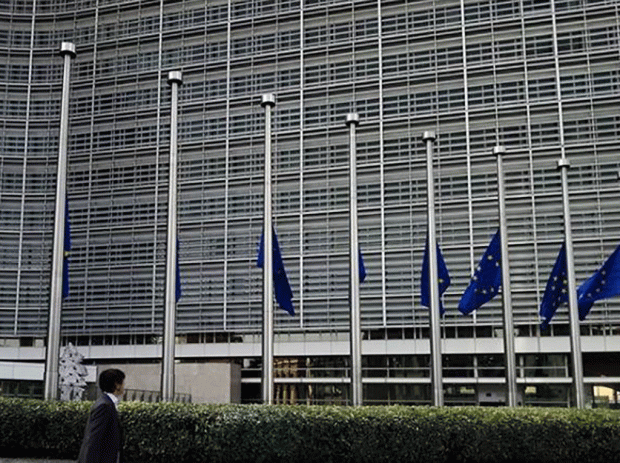 Μεσίστιες οι σημαίες στο κτίριο της Ευρωπαϊκής Επιτροπής