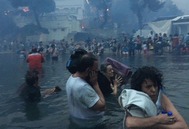 Συγκλονιστικά βίντεο από το Μάτι: Μητέρες με τα παιδιά στην αγκαλιά στη φλεγόμενη ακτή
