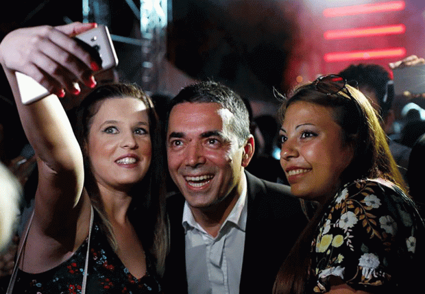 Πανηγυρισμοί σε 15 πόλεις των Σκοπίων για την πρόσκληση στο ΝΑΤΟ