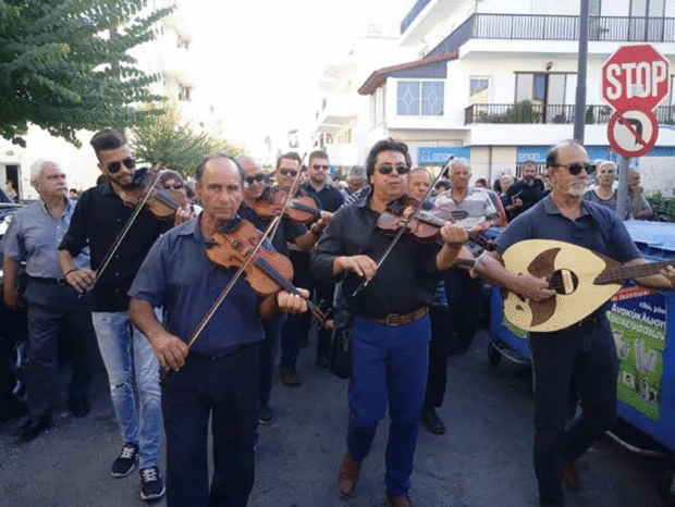 Με βιολιά, λαούτα, «δυοσμαράκι» & «μελαχροινό» το «τελευταίο αντίο» στη Άννα Καραμπεσίνη (βίντεο)