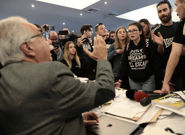 Εισβολή μαθητών στο γραφείο Γαβρόγλου