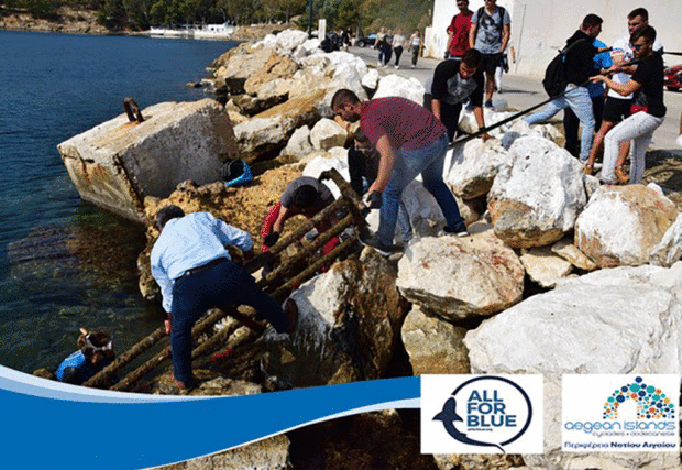 “Keep Aegean Blue”: Περισσότερα από 600 κιλά σκουπίδια έβγαλαν από παραλία της Λέρου 55 μαθητές Λυκείου και δύτες