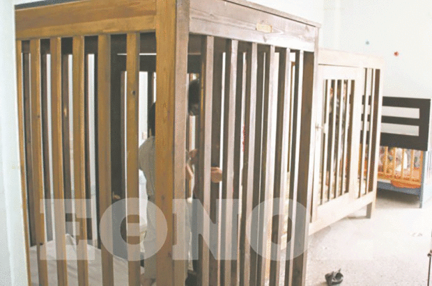 Κέντρο Περίθαλψης Παιδιών με αναπηρία: Τα κλουβιά της ντροπής – Τυφλό κορίτσι 10 χρόνια σε κλουβί