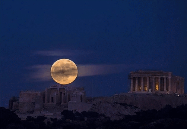 Το National Georgaphic αποχαιρετά το 2018 με την τελευταία πανσέληνο δίπλα στον Παρθενώνα – (βίντεο)