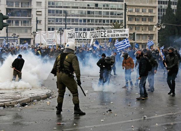 Το χρονικό των επεισοδίων στο συλλαλητήριο στο Σύνταγμα – Επτά συλλήψεις και τουλάχιστον 30 τραυματίες