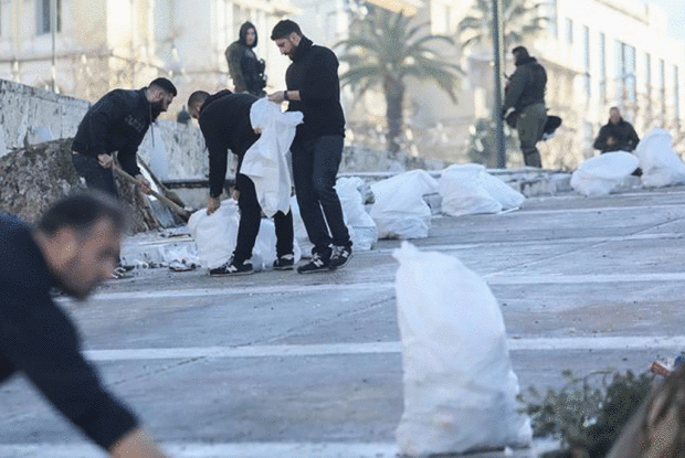 Έκθεση Φρούραρχου: 86 σακούλες «πολεμοφόδια» κατά της Βουλής