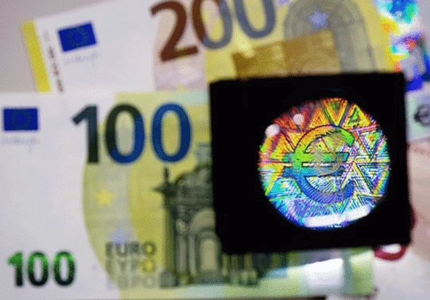 Αυτά είναι τα νέα χαρτονομίσματα 100 και 200 ευρώ που κυκλοφορούν από σήμερα – Οι διαφορές